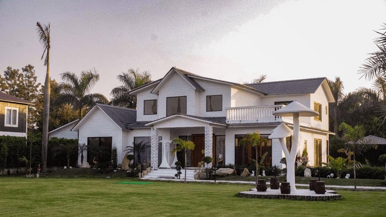 Luxury Farm House with Amenities - Image 1